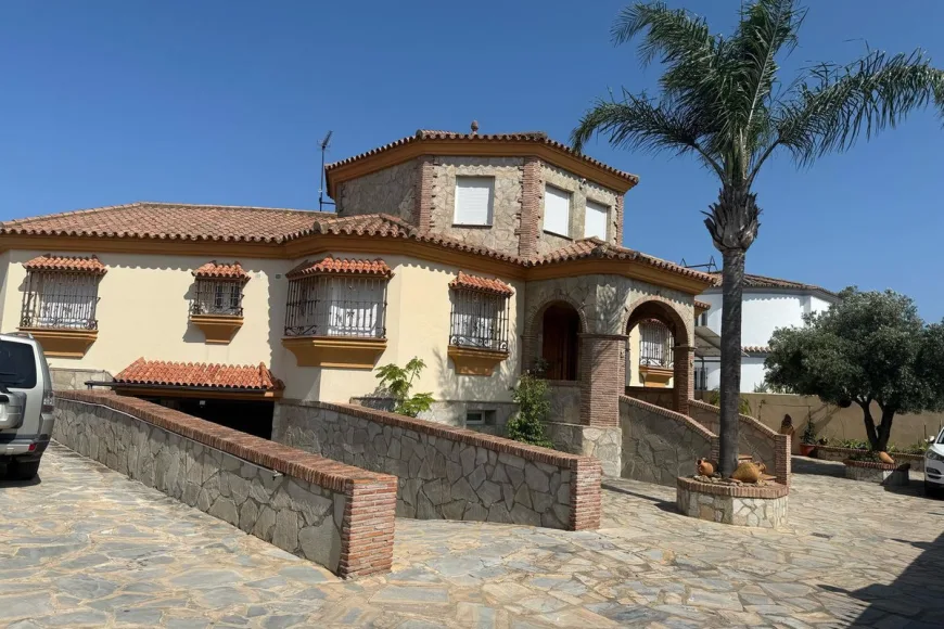 Villa in La Línea (Ref: R5350831)