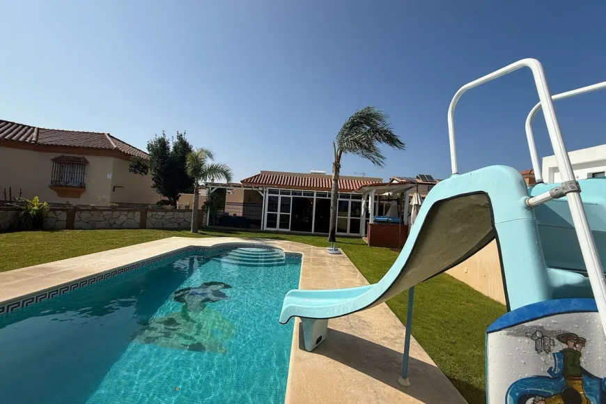 Villa in La Línea (Ref: R5350831)