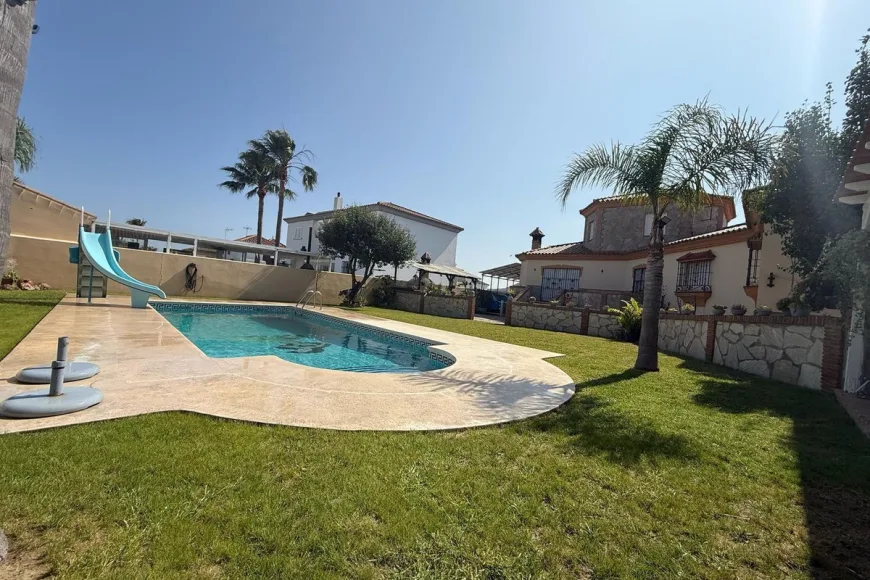 Villa in La Línea (Ref: R5350831)